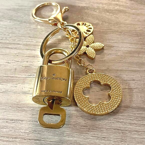 Louis Vuitton Gold Brass Lock and Key Set # 304 with a Flower Love Keychain - Picture 3 of 4